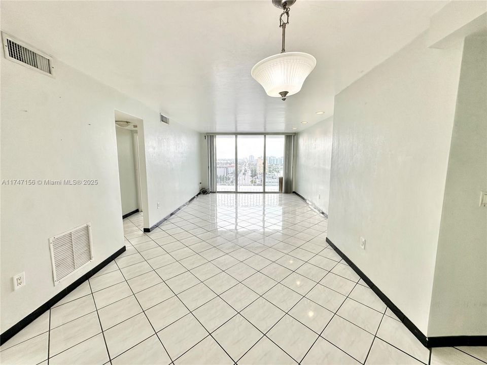 Recently Rented: $2,100 (1 beds, 1 baths, 940 Square Feet)