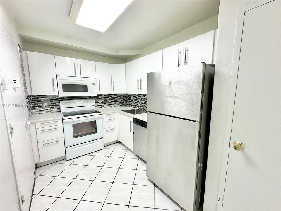 Recently Rented: $2,100 (1 beds, 1 baths, 940 Square Feet)