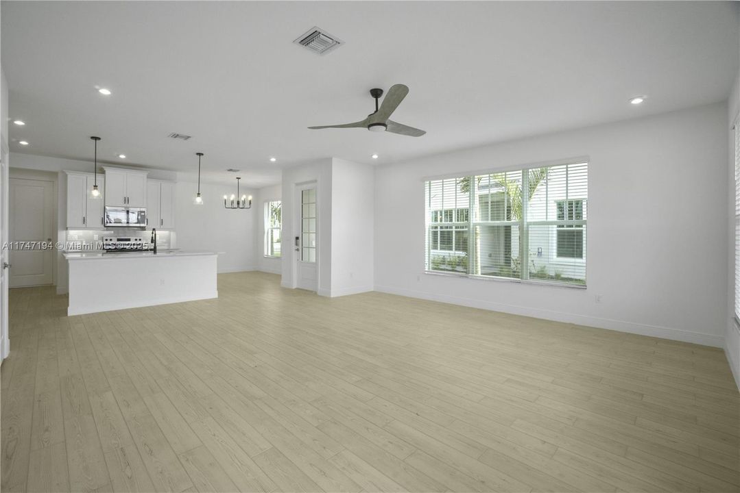 Recently Rented: $3,100 (3 beds, 2 baths, 2049 Square Feet)