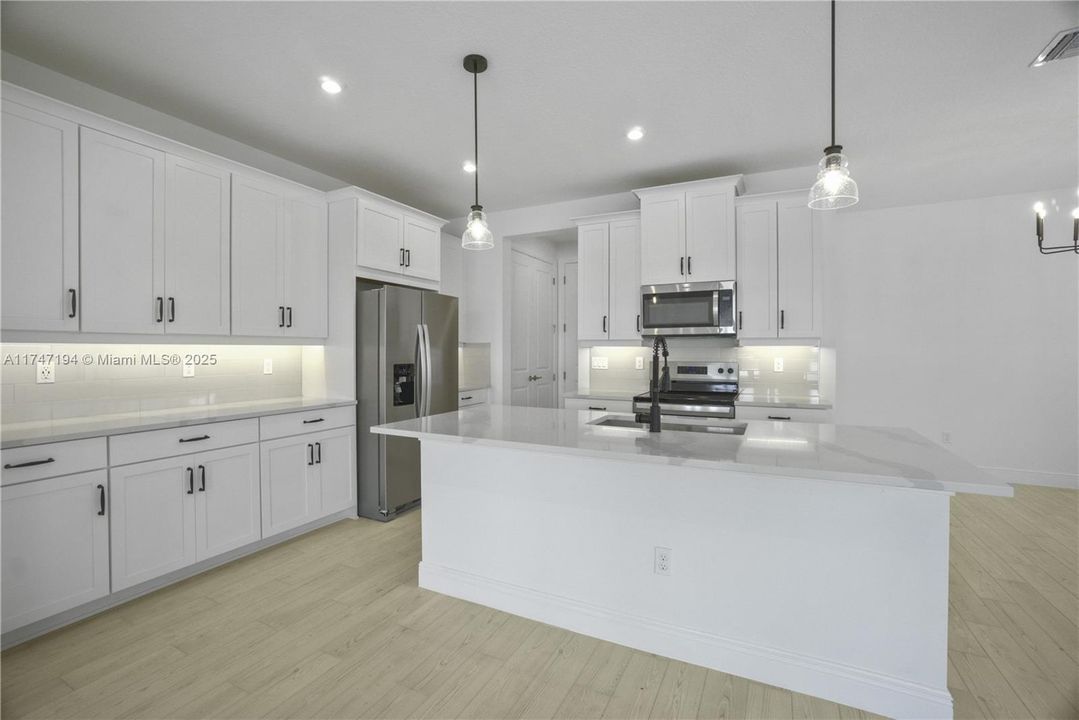 Recently Rented: $3,100 (3 beds, 2 baths, 2049 Square Feet)