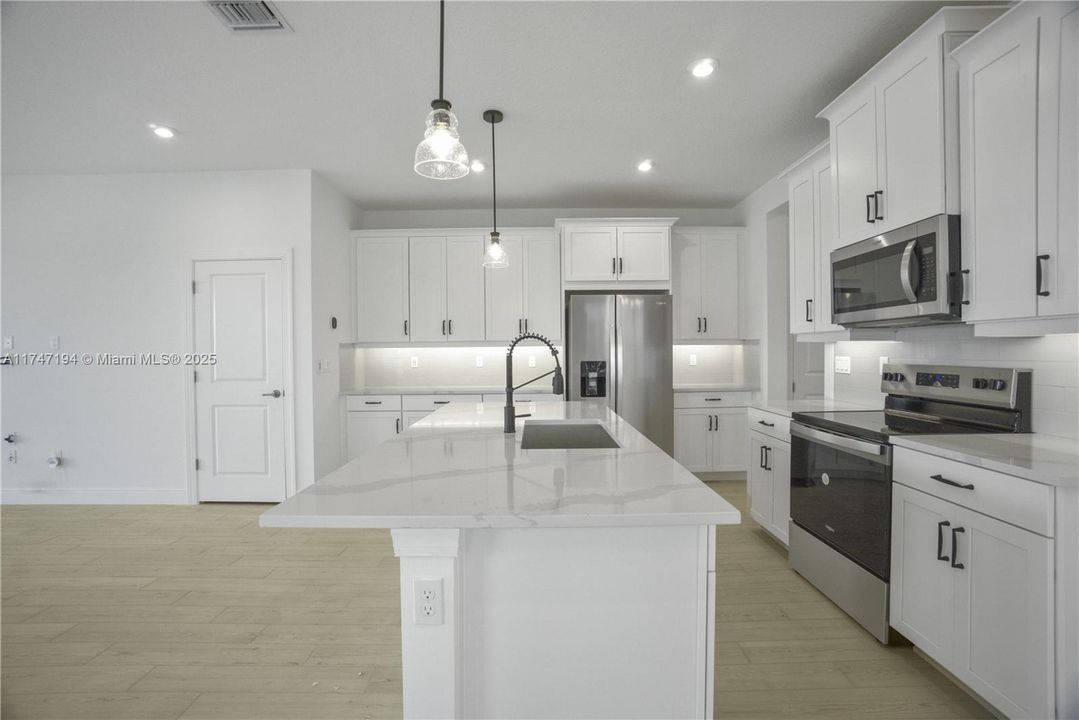 Recently Rented: $3,100 (3 beds, 2 baths, 2049 Square Feet)