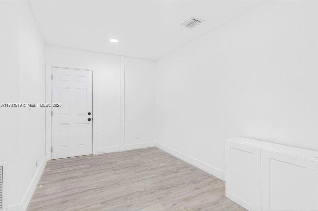 合同活跃: $780,000 (0 贝兹, 0 浴室, 2504 平方英尺)