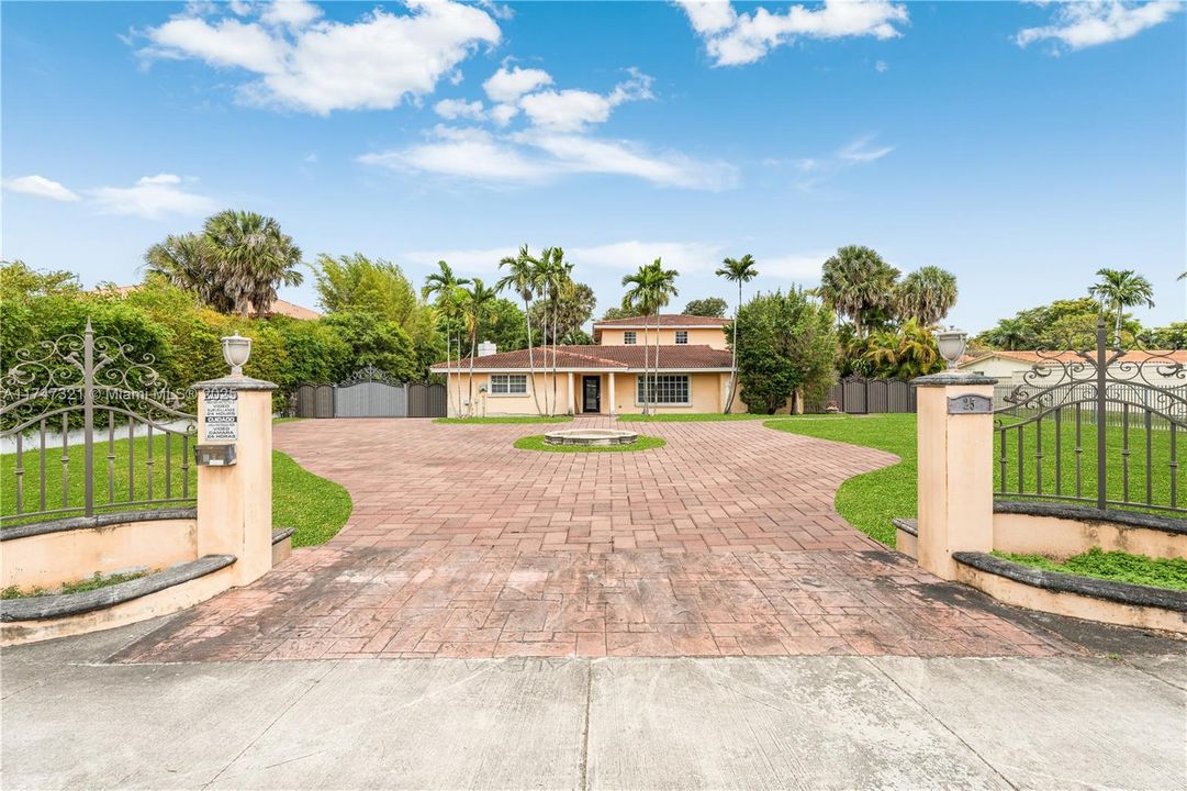 最近售出: $1,500,000 (6 贝兹, 4 浴室, 4941 平方英尺)