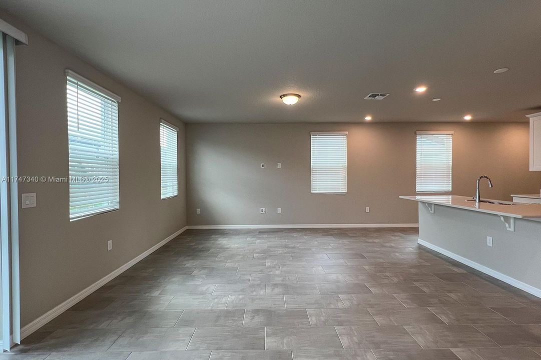 Recently Rented: $2,100 (3 beds, 2 baths, 0 Square Feet)