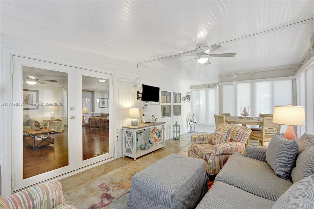 Недавно продано: $460,000 (2 спален, 2 ванн, 1220 Квадратных фут)