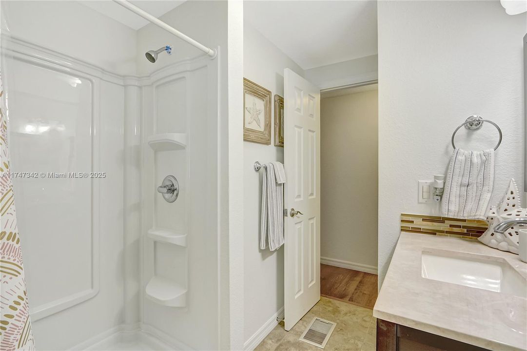 Недавно продано: $460,000 (2 спален, 2 ванн, 1220 Квадратных фут)