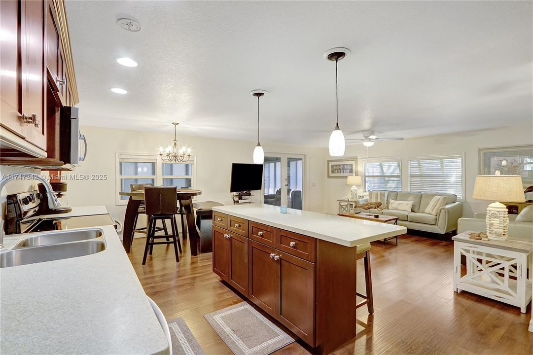 Недавно продано: $460,000 (2 спален, 2 ванн, 1220 Квадратных фут)