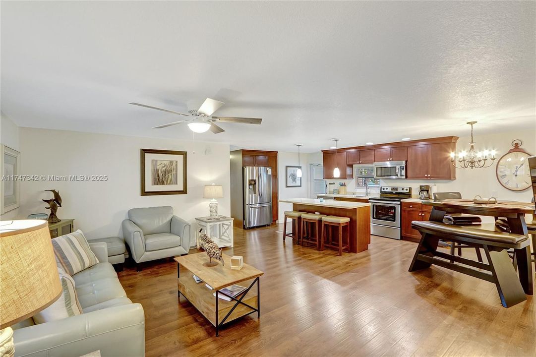 Недавно продано: $460,000 (2 спален, 2 ванн, 1220 Квадратных фут)