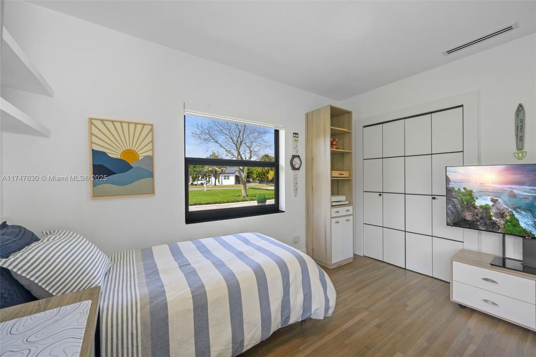 For Sale: $1,100,000 (3 beds, 2 baths, 1953 Square Feet)