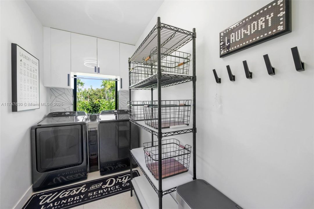 For Sale: $1,100,000 (3 beds, 2 baths, 1953 Square Feet)