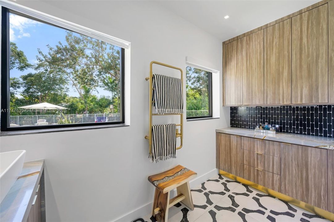 For Sale: $1,100,000 (3 beds, 2 baths, 1953 Square Feet)