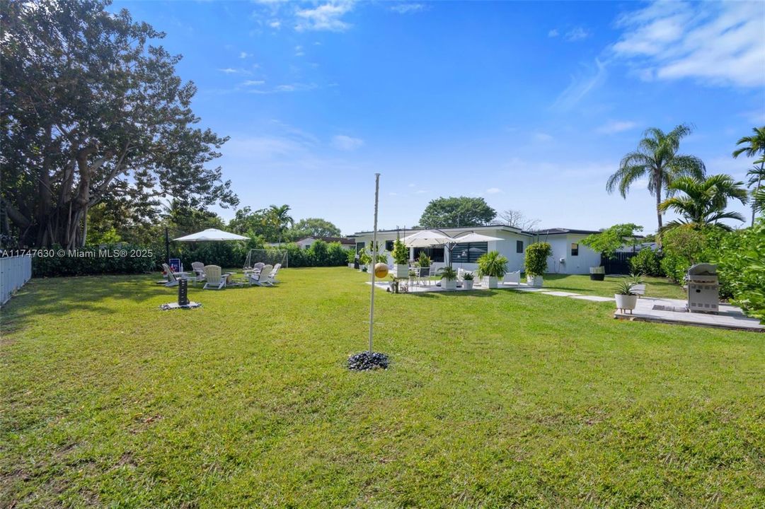 For Sale: $1,100,000 (3 beds, 2 baths, 1953 Square Feet)