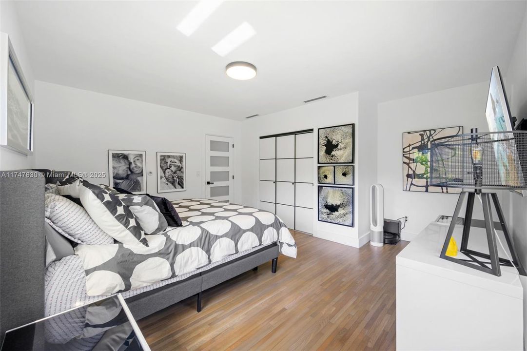 For Sale: $1,100,000 (3 beds, 2 baths, 1953 Square Feet)