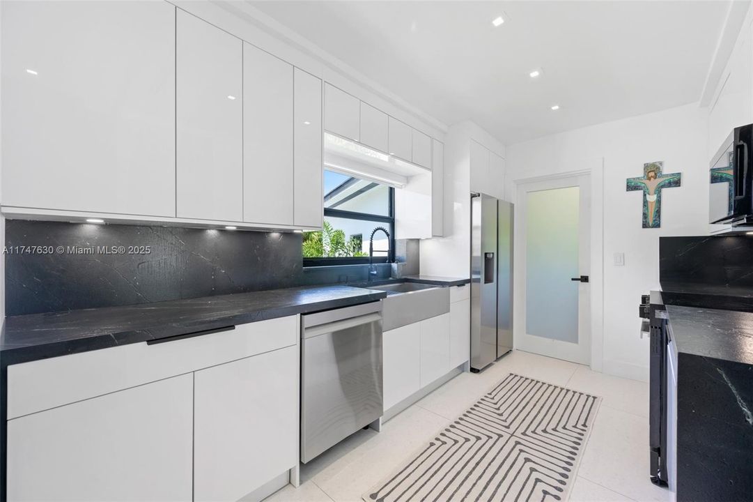 For Sale: $1,100,000 (3 beds, 2 baths, 1953 Square Feet)