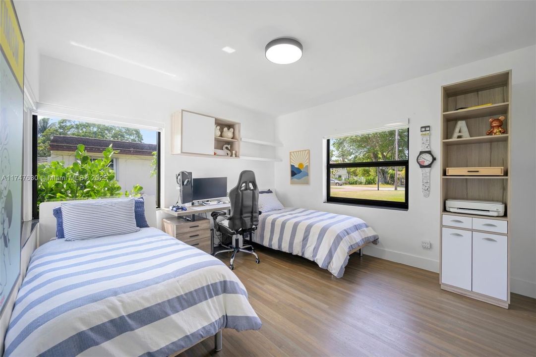 For Sale: $1,100,000 (3 beds, 2 baths, 1953 Square Feet)