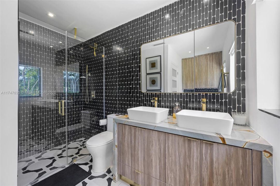 For Sale: $1,100,000 (3 beds, 2 baths, 1953 Square Feet)