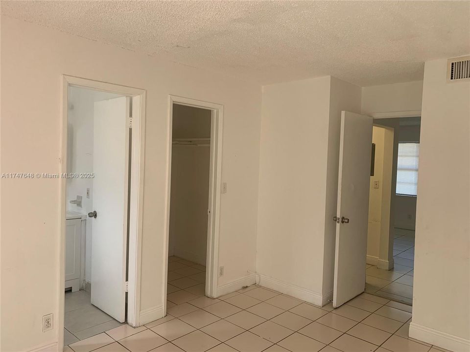 最近租的: $1,400 (1 贝兹, 1 浴室, 480 平方英尺)