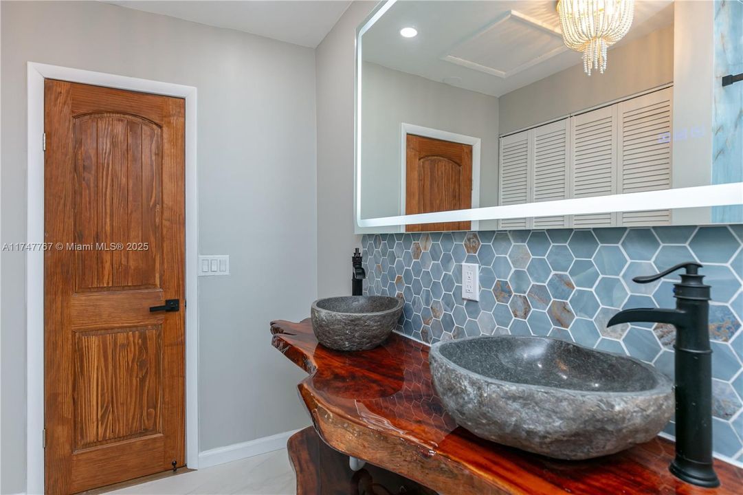 For Rent: $4,250 (2 beds, 2 baths, 1110 Square Feet)