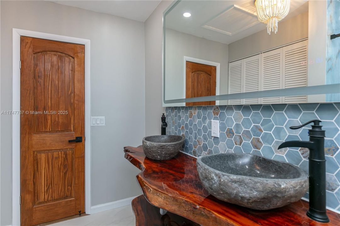 For Rent: $4,250 (2 beds, 2 baths, 1110 Square Feet)