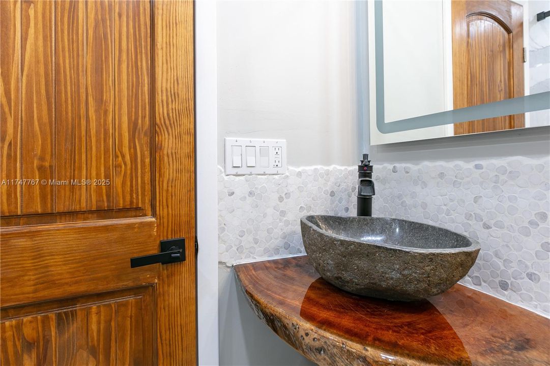 For Rent: $4,250 (2 beds, 2 baths, 1110 Square Feet)