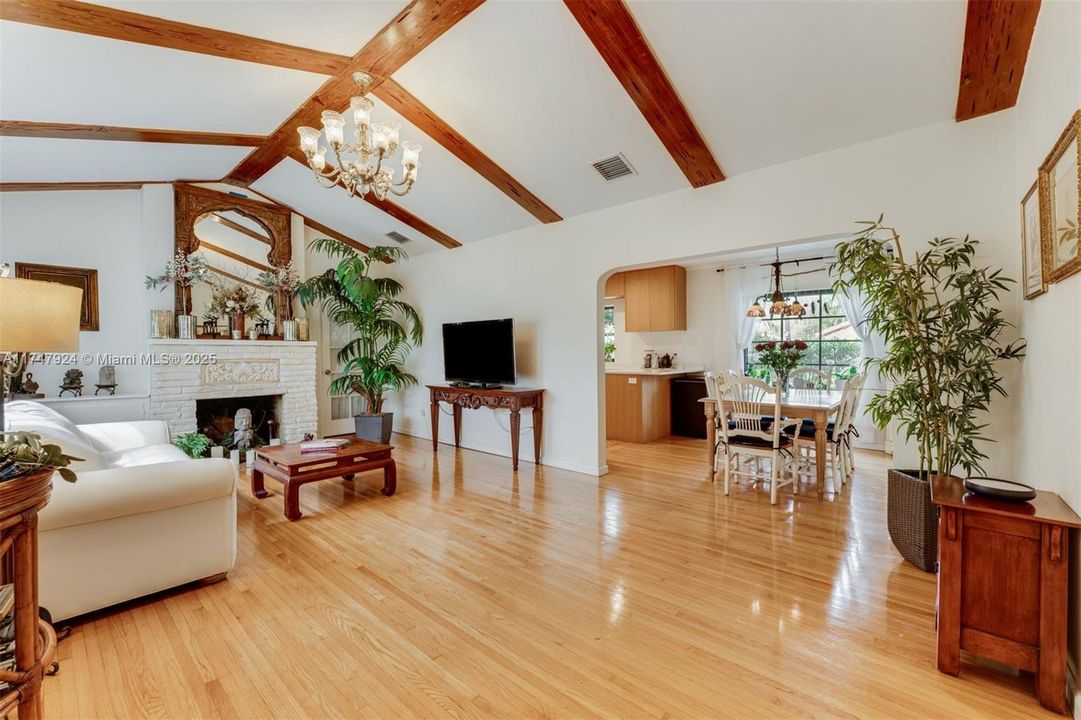 最近售出: $1,250,000 (2 贝兹, 2 浴室, 1535 平方英尺)