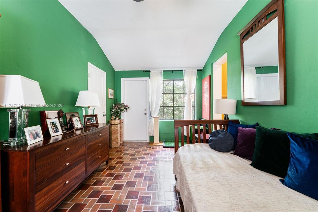 最近售出: $1,250,000 (2 贝兹, 2 浴室, 1535 平方英尺)