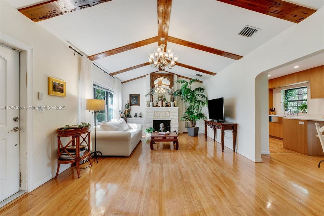 最近售出: $1,250,000 (2 贝兹, 2 浴室, 1535 平方英尺)