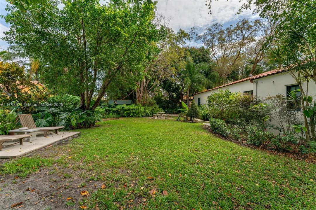 最近售出: $1,250,000 (2 贝兹, 2 浴室, 1535 平方英尺)