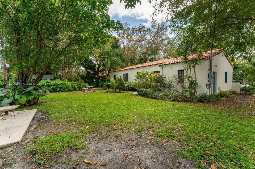 最近售出: $1,250,000 (2 贝兹, 2 浴室, 1535 平方英尺)