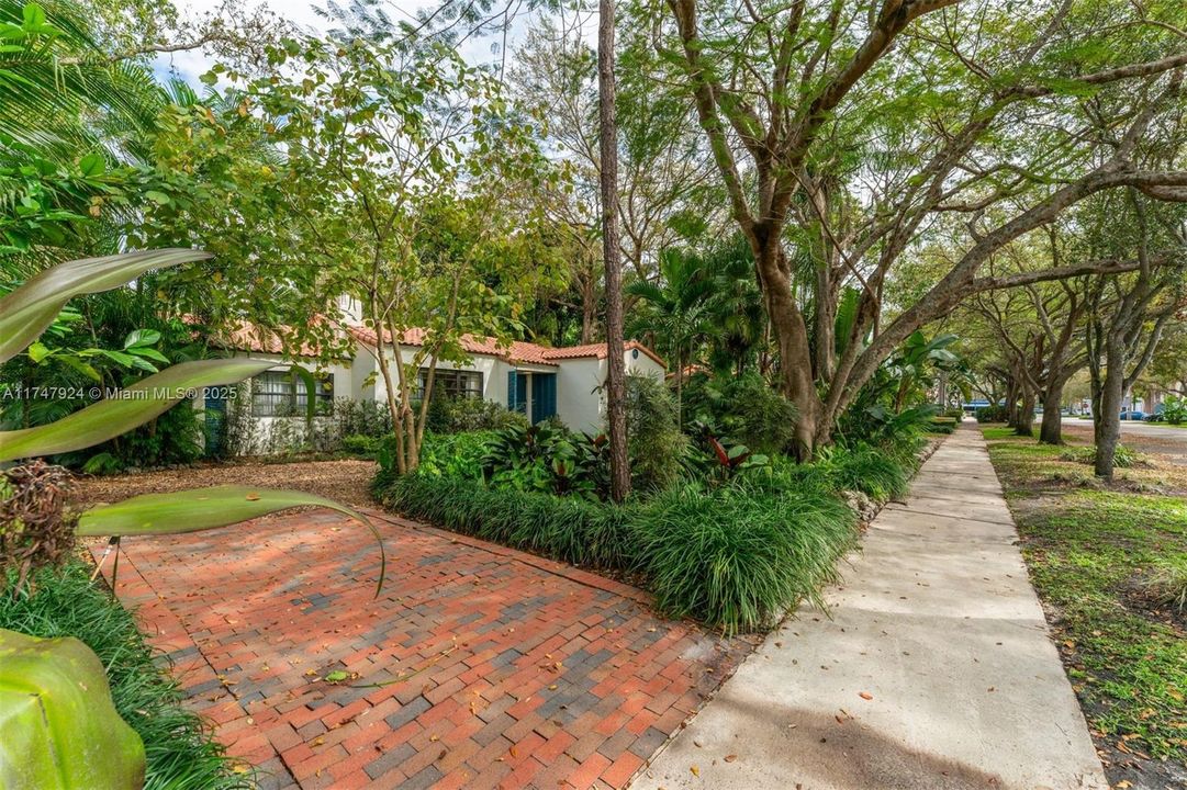 最近售出: $1,250,000 (2 贝兹, 2 浴室, 1535 平方英尺)