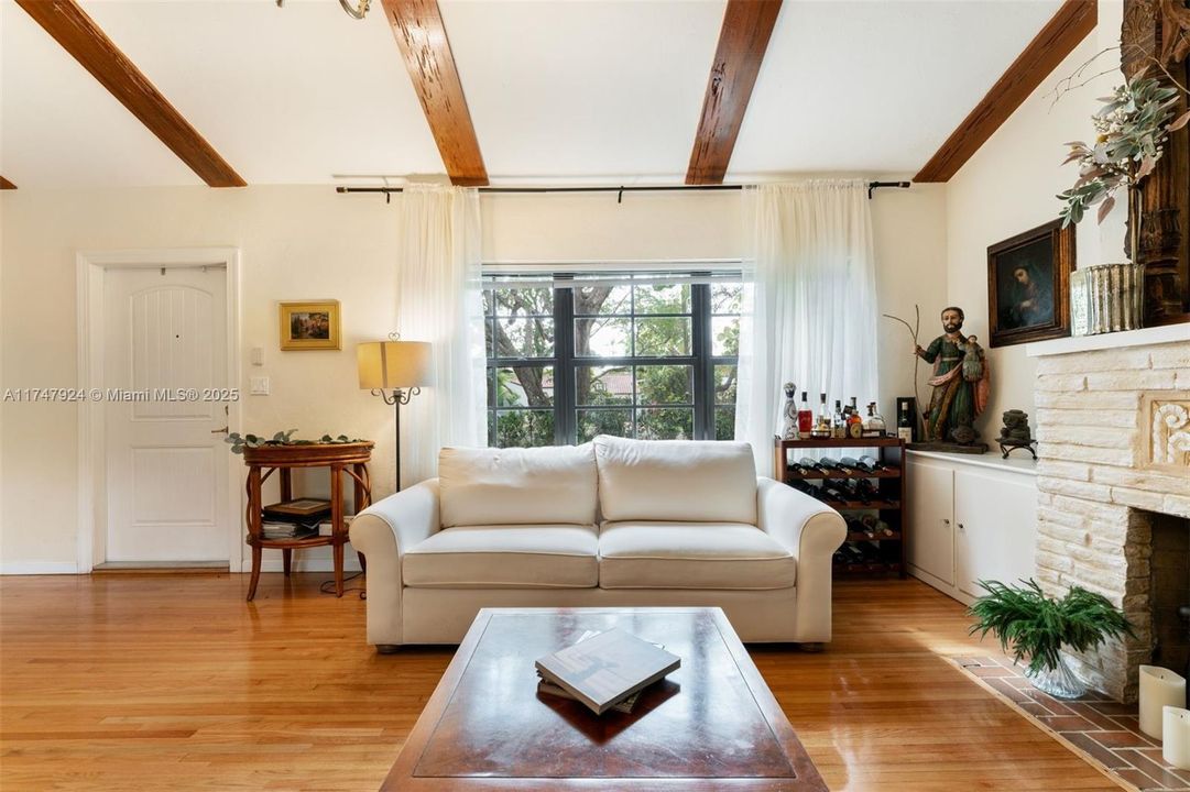 最近售出: $1,250,000 (2 贝兹, 2 浴室, 1535 平方英尺)