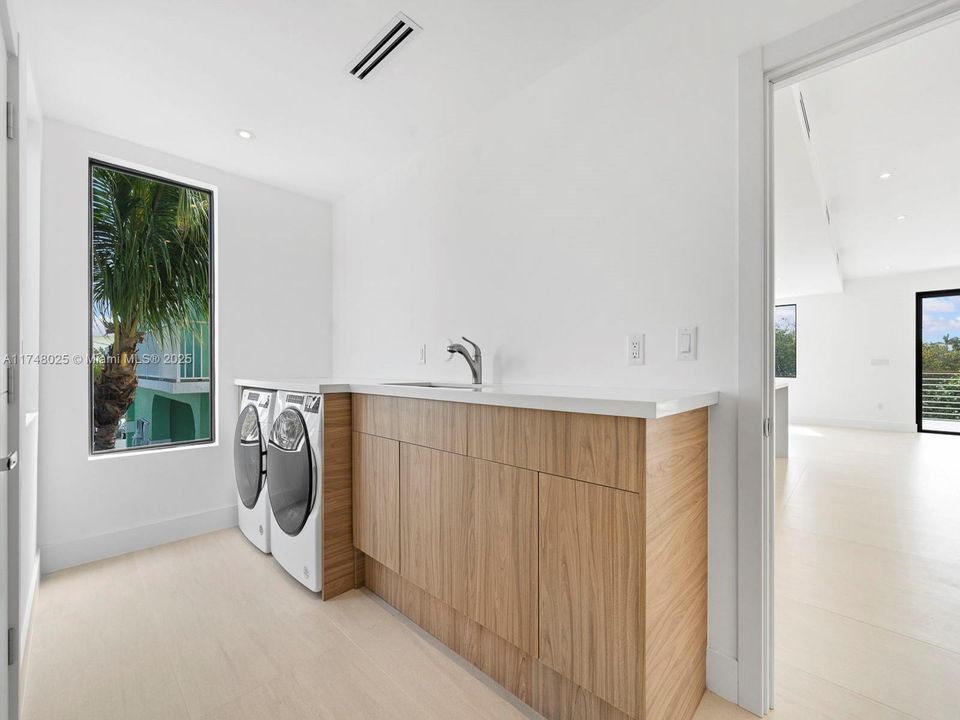 En Venta: $2,998,000 (3 camas, 3 baños, 2938 Pies cuadrados)