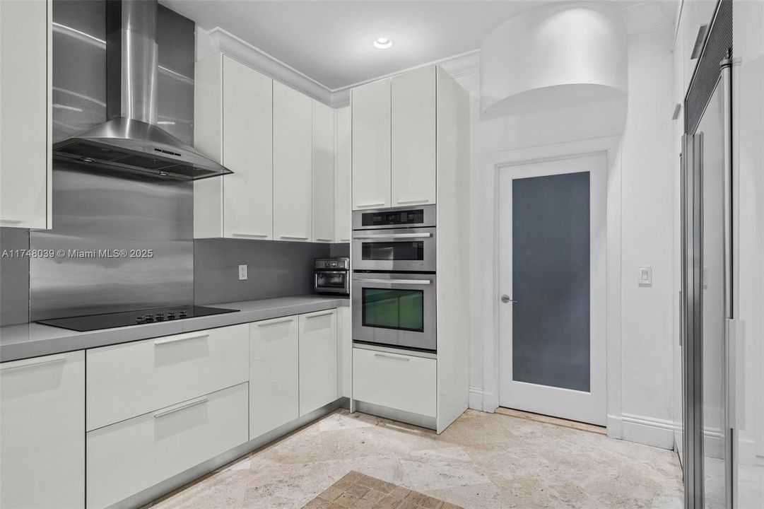 For Sale: $4,290,000 (5 beds, 7 baths, 4007 Square Feet)