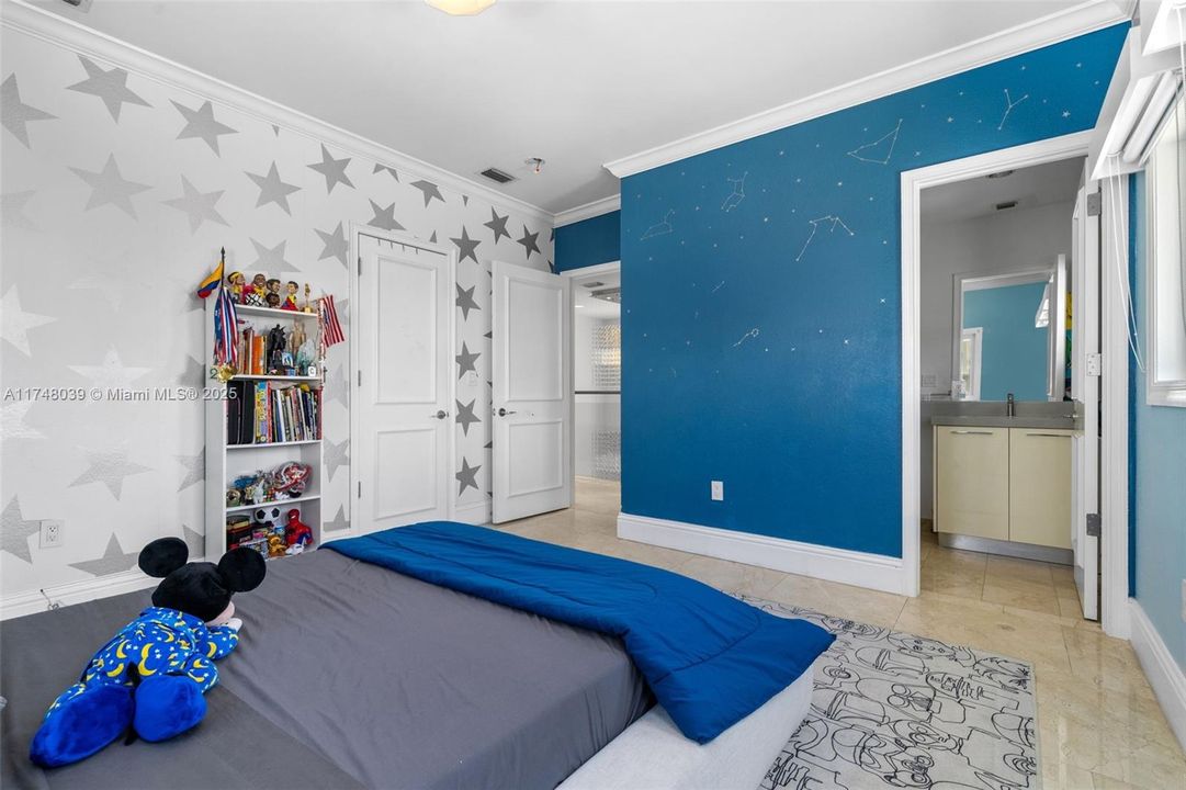 LARGE BEDROOM WITH CLOSET AND BATHROOM IN MEZZANINE FLOOR