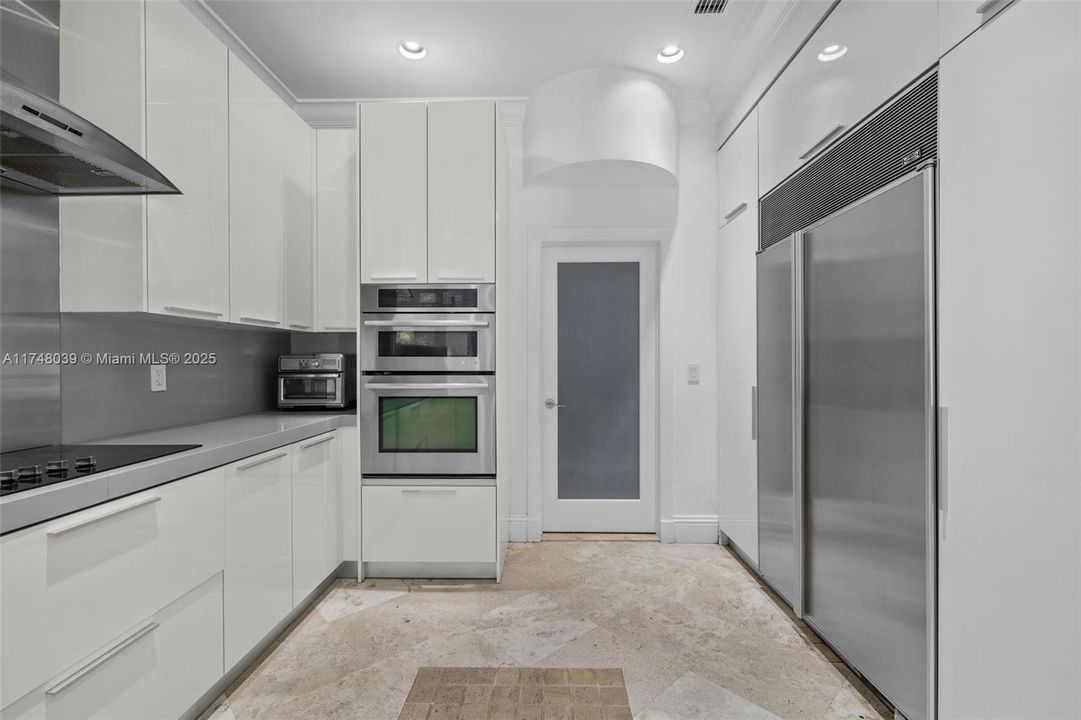 For Sale: $4,290,000 (5 beds, 7 baths, 4007 Square Feet)