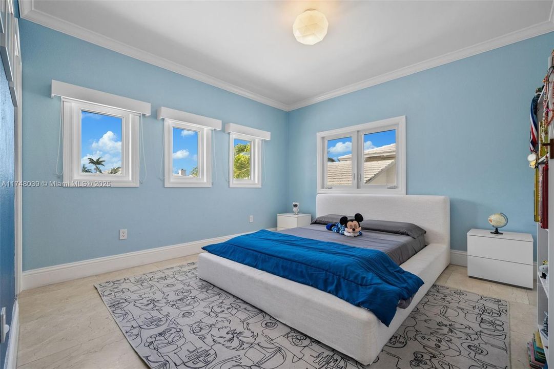 For Sale: $4,290,000 (5 beds, 7 baths, 4007 Square Feet)