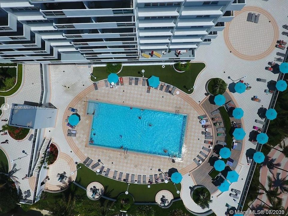 Recently Sold: $483,000 (1 beds, 1 baths, 890 Square Feet)