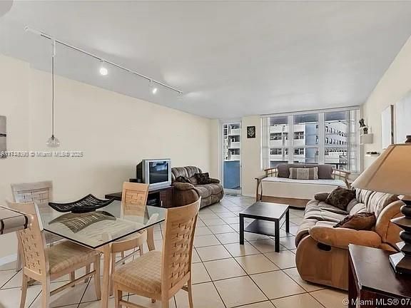 Recently Sold: $483,000 (1 beds, 1 baths, 890 Square Feet)