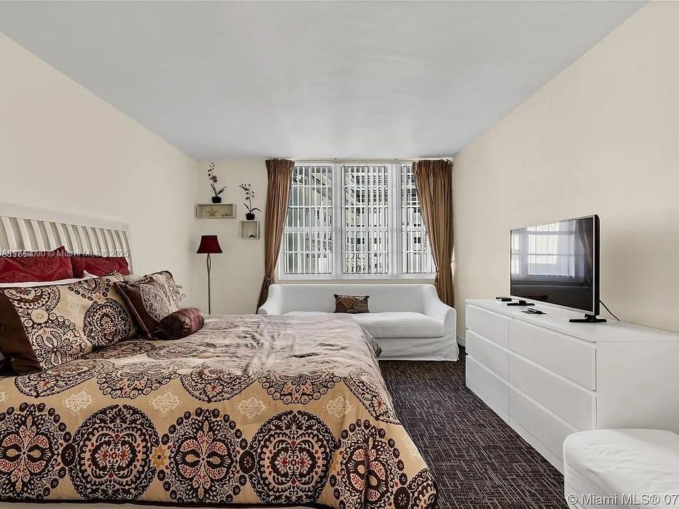 Recently Sold: $483,000 (1 beds, 1 baths, 890 Square Feet)