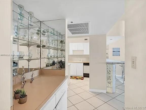 Recently Sold: $483,000 (1 beds, 1 baths, 890 Square Feet)