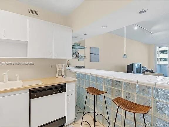 Recently Sold: $483,000 (1 beds, 1 baths, 890 Square Feet)