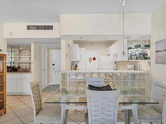 Recently Sold: $483,000 (1 beds, 1 baths, 890 Square Feet)