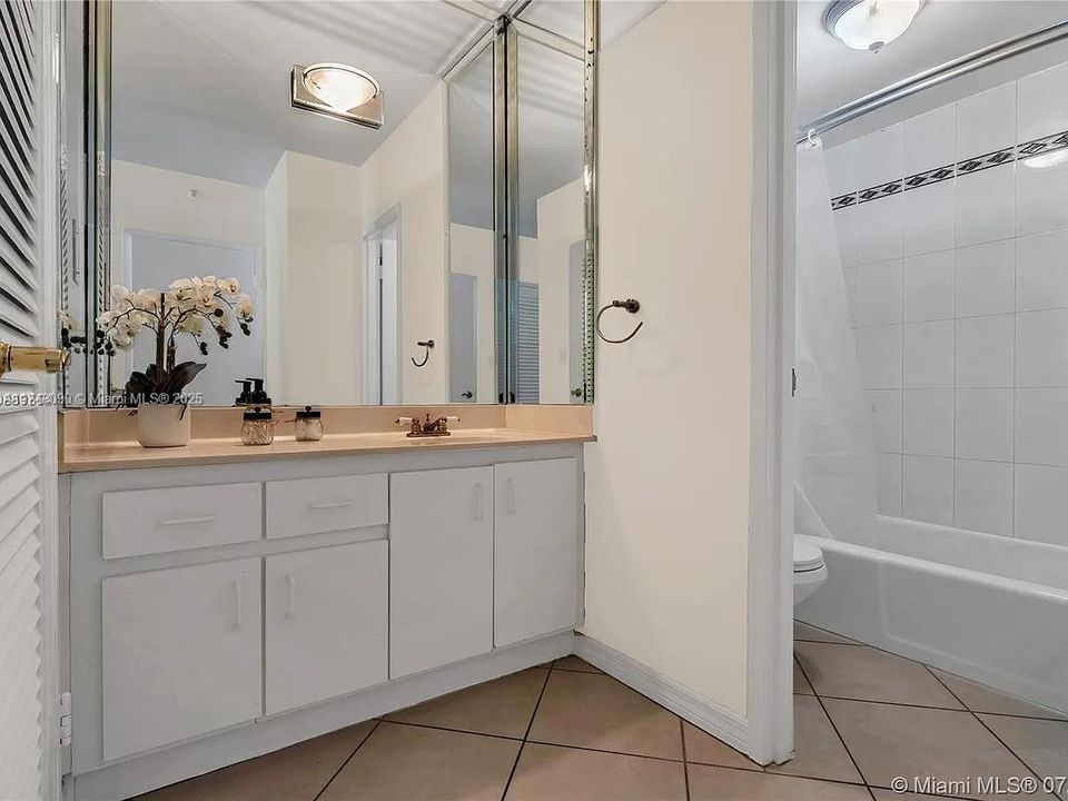 Recently Sold: $483,000 (1 beds, 1 baths, 890 Square Feet)
