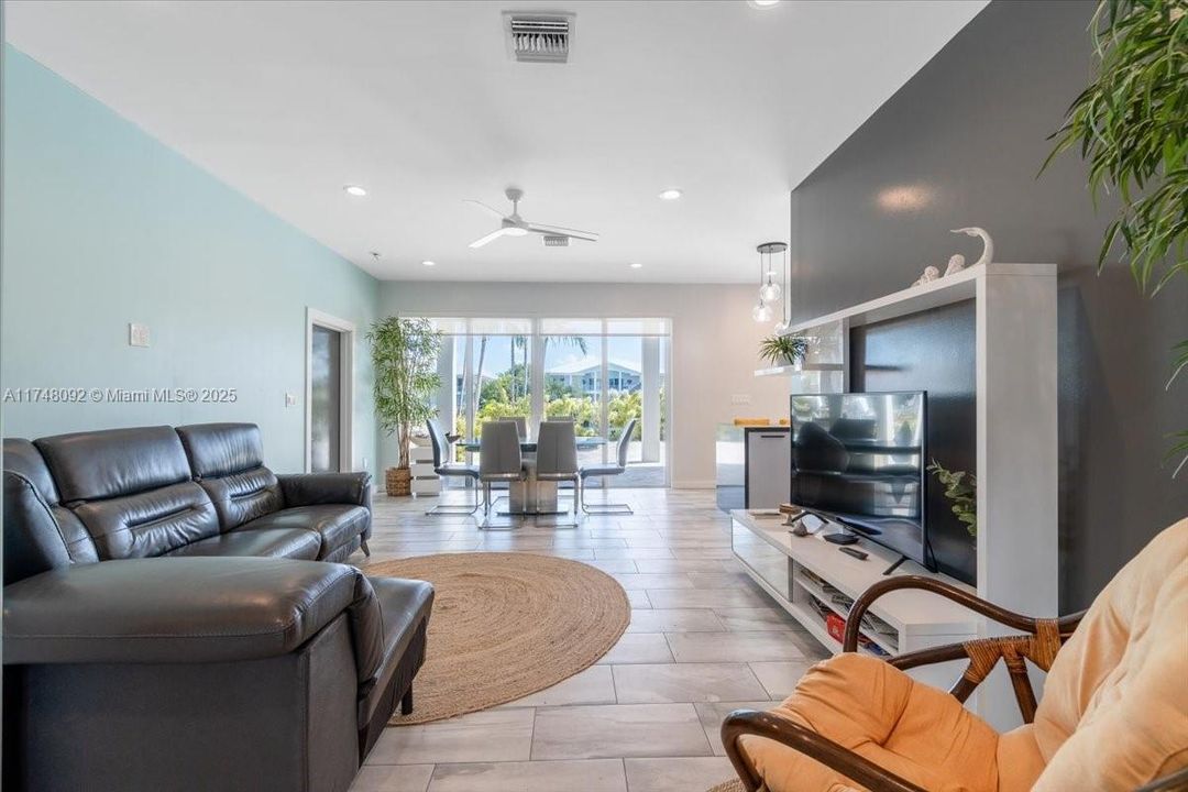 最近售出: $2,699,000 (5 贝兹, 4 浴室, 0 平方英尺)