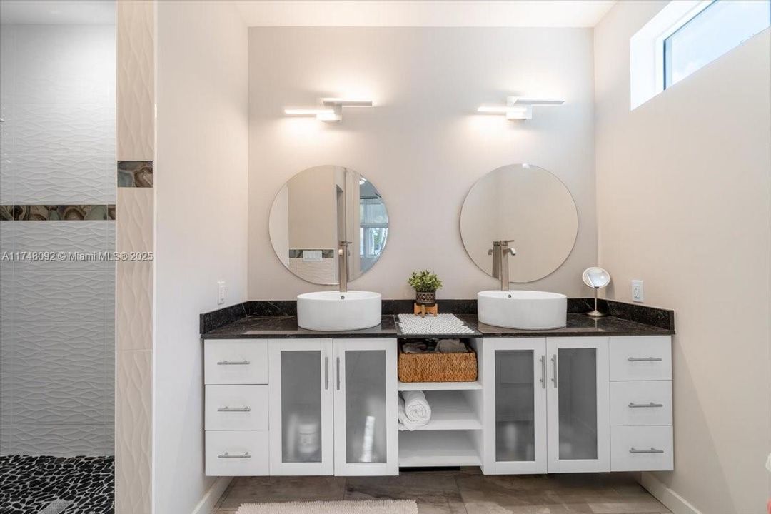 最近售出: $2,699,000 (5 贝兹, 4 浴室, 0 平方英尺)