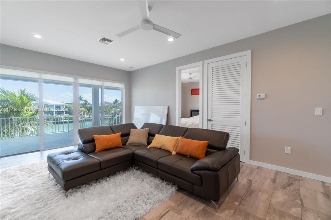 最近售出: $2,699,000 (5 贝兹, 4 浴室, 0 平方英尺)