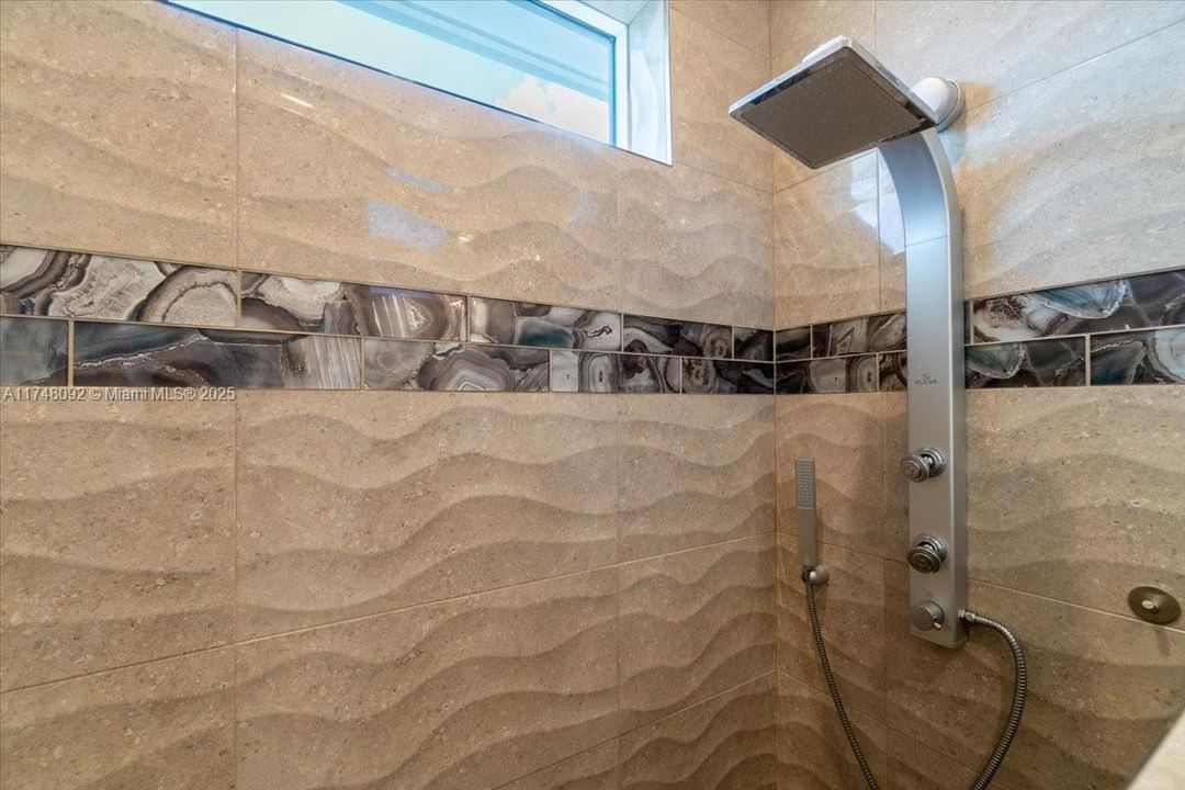 最近售出: $2,699,000 (5 贝兹, 4 浴室, 0 平方英尺)