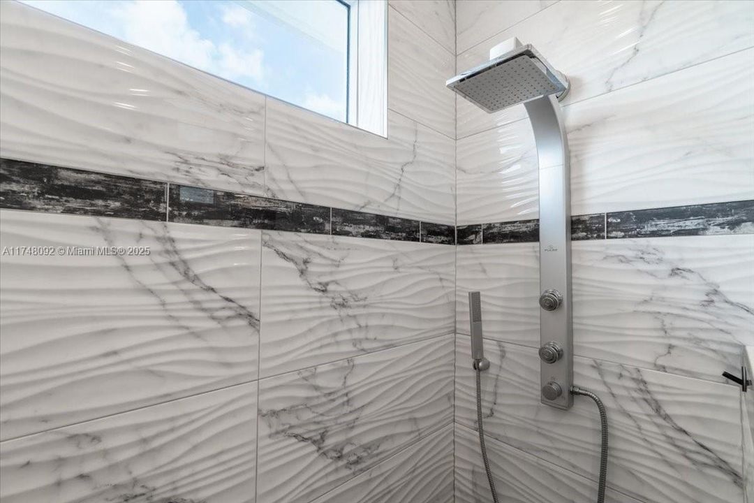 最近售出: $2,699,000 (5 贝兹, 4 浴室, 0 平方英尺)