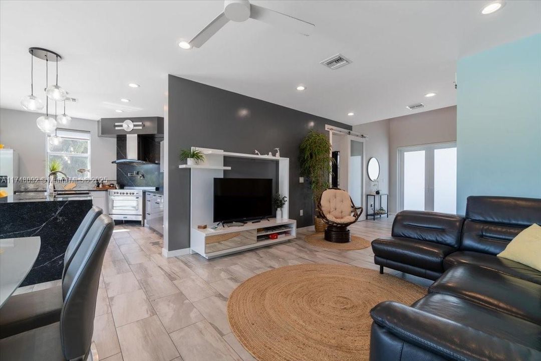 最近售出: $2,699,000 (5 贝兹, 4 浴室, 0 平方英尺)