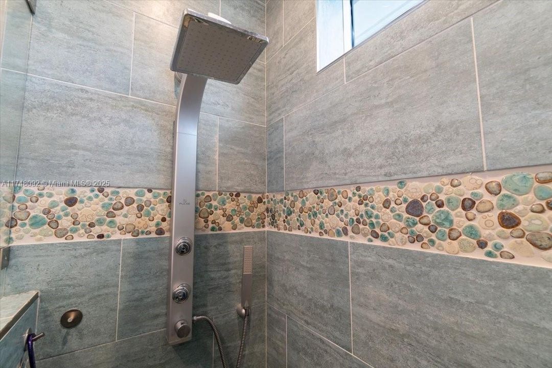 最近售出: $2,699,000 (5 贝兹, 4 浴室, 0 平方英尺)